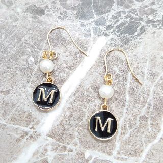 ハンドメイド◎イニシャルピアス◎Ｍ(ピアス)