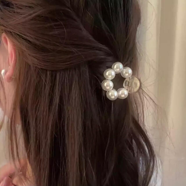 【新品未使用】韓国　パール　ヘアクリップ　バレッタ ♡♡ 4cm ♡♡④ レディースのヘアアクセサリー(バレッタ/ヘアクリップ)の商品写真