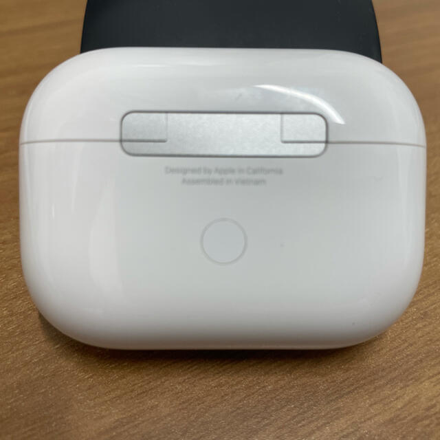 Apple(アップル)のAirPods Pro 充電ケース スマホ/家電/カメラのスマホアクセサリー(ストラップ/イヤホンジャック)の商品写真