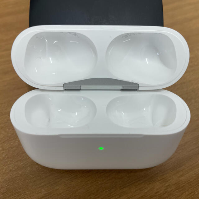 Apple(アップル)のAirPods Pro 充電ケース スマホ/家電/カメラのスマホアクセサリー(ストラップ/イヤホンジャック)の商品写真