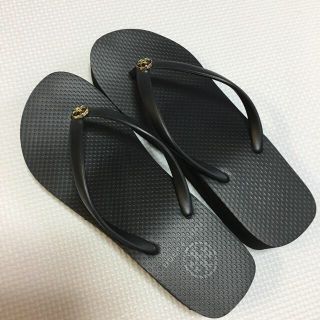 トリーバーチ(Tory Burch)の美品 ❤️ ToryBurch ビーチサンダル 厚底 黒 サイズ7(ビーチサンダル)