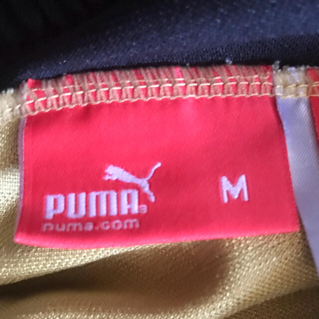 PUMA(プーマ)のPUMA ジャージ　黒　金　長ズボン　プーマ　Mサイズ スポーツ/アウトドアのランニング(ウェア)の商品写真