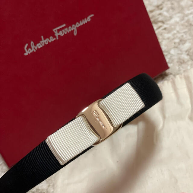 Salvatore Ferragamo(サルヴァトーレフェラガモ)のフェラガモ　カチューシャ　バイカラー レディースのヘアアクセサリー(カチューシャ)の商品写真