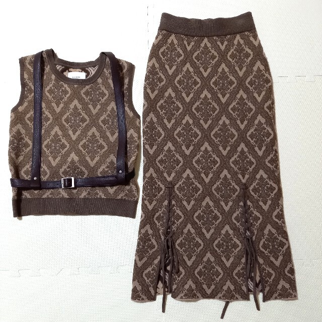 Ameri VINTAGE(アメリヴィンテージ)のAMERI　MAGGIE KNIT MINI TOP&SKIRT セットアップ レディースのレディース その他(セット/コーデ)の商品写真