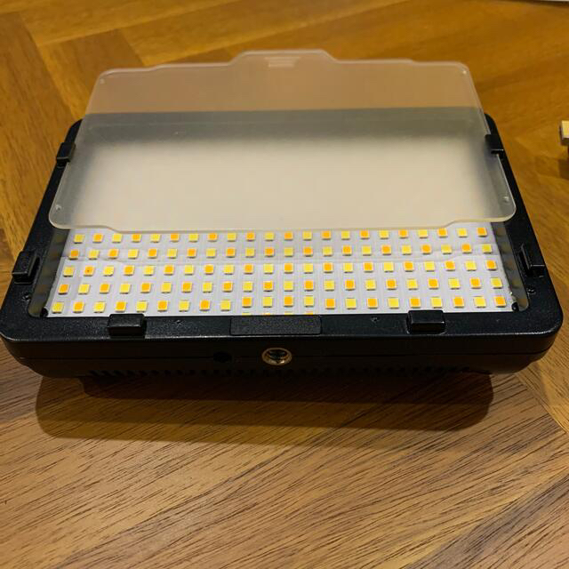 Neewer LED FILL LIGHT PT-F260B と　NP-F550 スマホ/家電/カメラのカメラ(ビデオカメラ)の商品写真