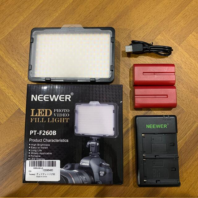 Neewer LED FILL LIGHT PT-F260B と　NP-F550 スマホ/家電/カメラのカメラ(ビデオカメラ)の商品写真