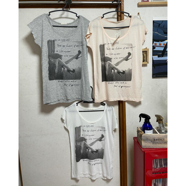 GU(ジーユー)のGUグラフィックTシャツ3枚セット(ピンク、グレー、ホワイト)S/M レディースのトップス(Tシャツ(半袖/袖なし))の商品写真