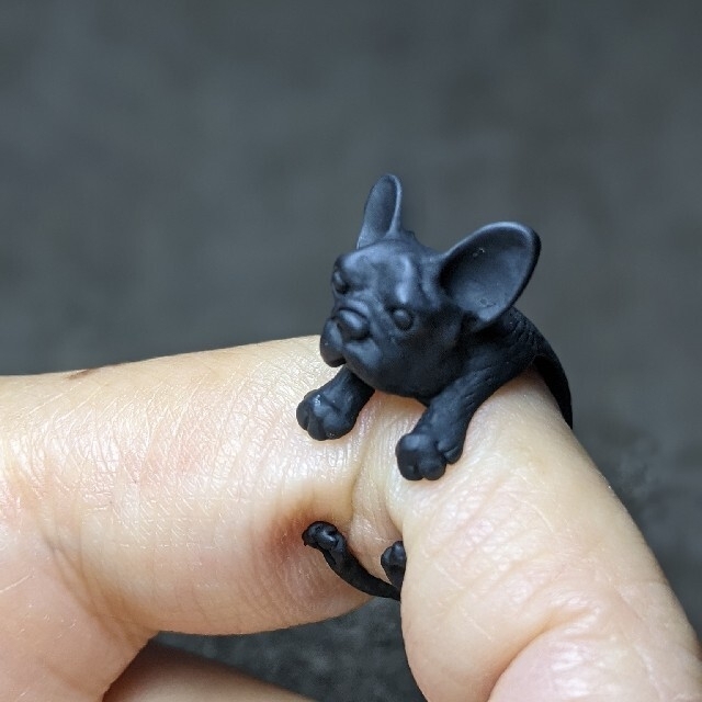 【dog ring】指に絡まる犬の指輪　フレンチブルドック　アニマルリング レディースのアクセサリー(リング(指輪))の商品写真