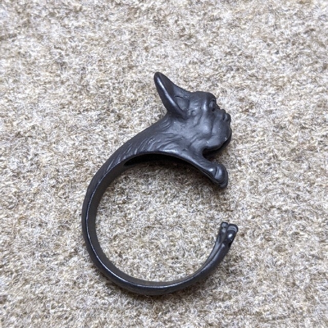 【dog ring】指に絡まる犬の指輪　フレンチブルドック　アニマルリング レディースのアクセサリー(リング(指輪))の商品写真