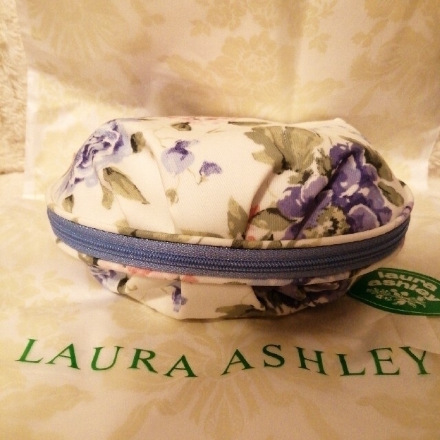 LAURA ASHLEY(ローラアシュレイ)の未使用　LAURA ASHLEY　ローラアシュレイ　ポーチ レディースのファッション小物(ポーチ)の商品写真