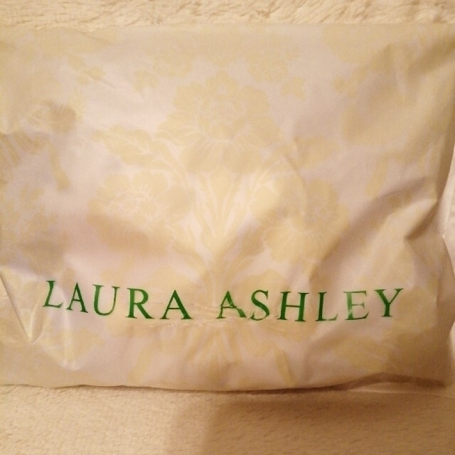 LAURA ASHLEY(ローラアシュレイ)の未使用　LAURA ASHLEY　ローラアシュレイ　ポーチ レディースのファッション小物(ポーチ)の商品写真