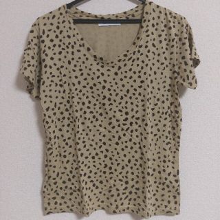 アズールバイマウジー(AZUL by moussy)のアズールバイマウジー　Tシャツ　カットソー　S　ヒョウ柄　半袖　Vネック(Tシャツ/カットソー(半袖/袖なし))