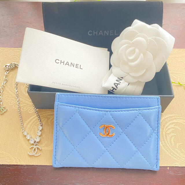 CHANEL(シャネル)の美品　シャネル　カードケース　ブルー　シルバー金具 レディースのファッション小物(名刺入れ/定期入れ)の商品写真