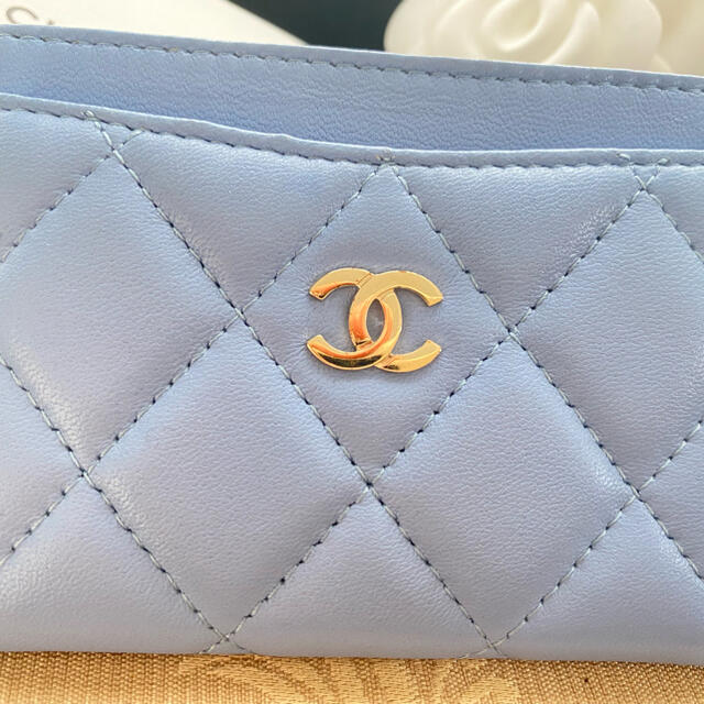 CHANEL(シャネル)の美品　シャネル　カードケース　ブルー　シルバー金具 レディースのファッション小物(名刺入れ/定期入れ)の商品写真