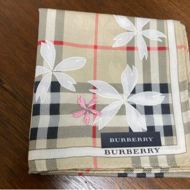 BURBERRY(バーバリー)の新品　希少　バーバリー　刺繍　さくら　上品　ノバチェック　ハンカチ レディースのファッション小物(ハンカチ)の商品写真