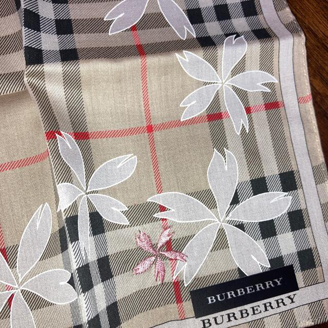 BURBERRY(バーバリー)の新品　希少　バーバリー　刺繍　さくら　上品　ノバチェック　ハンカチ レディースのファッション小物(ハンカチ)の商品写真