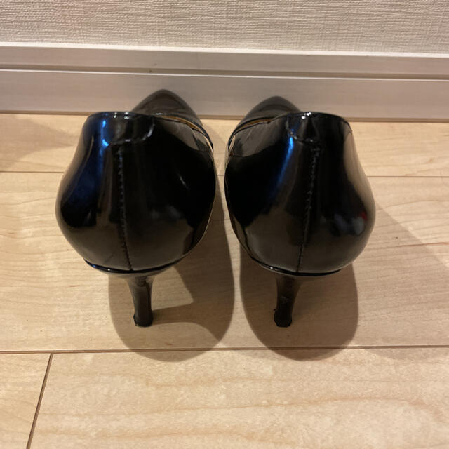 エナメルパンプス　黒　チャーム付き レディースの靴/シューズ(ハイヒール/パンプス)の商品写真