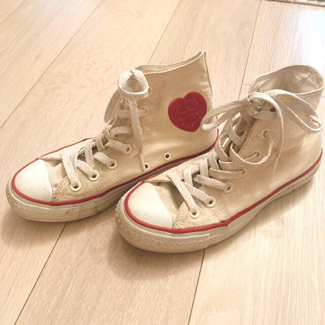 CONVERSE(コンバース)の【セール】CONVERSE 赤いハートロゴ　ハイカットスニーカー　生成　白 レディースの靴/シューズ(スニーカー)の商品写真