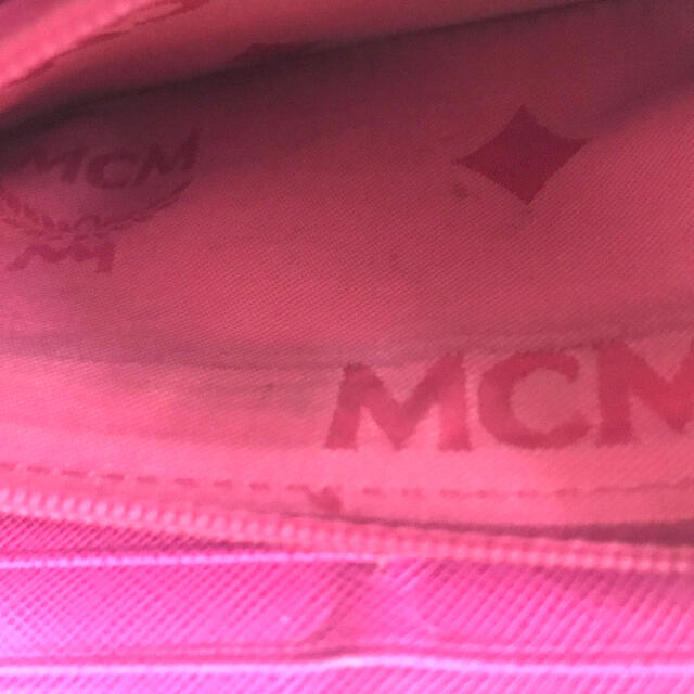 MCM(エムシーエム)のMCM 長財布　赤　 レディースのファッション小物(財布)の商品写真