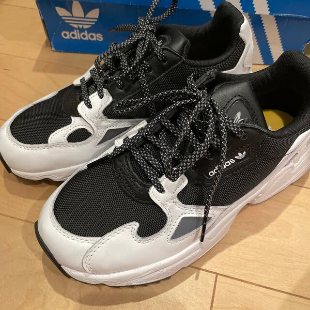 新品★adidasファルコン