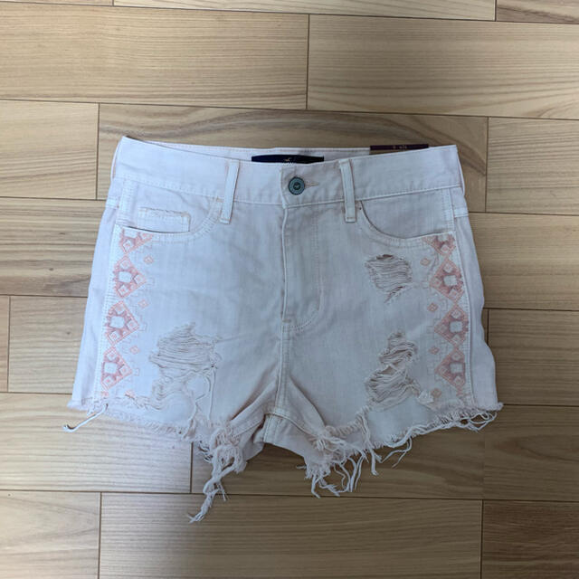 Abercrombie&Fitch(アバクロンビーアンドフィッチ)のHOLLISTER 刺繍デニム レディースのパンツ(ショートパンツ)の商品写真