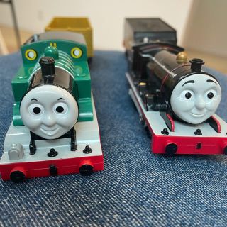 トミー(TOMMY)のトイザらス限定品トーマス はじめて物語セット 緑色のトーマス&真っ黒なジェームス(電車のおもちゃ/車)