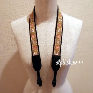 SOLD OUT【ピンクとホワイトのお花の刺繍細】おしゃれ * カメラストラップ(その他)