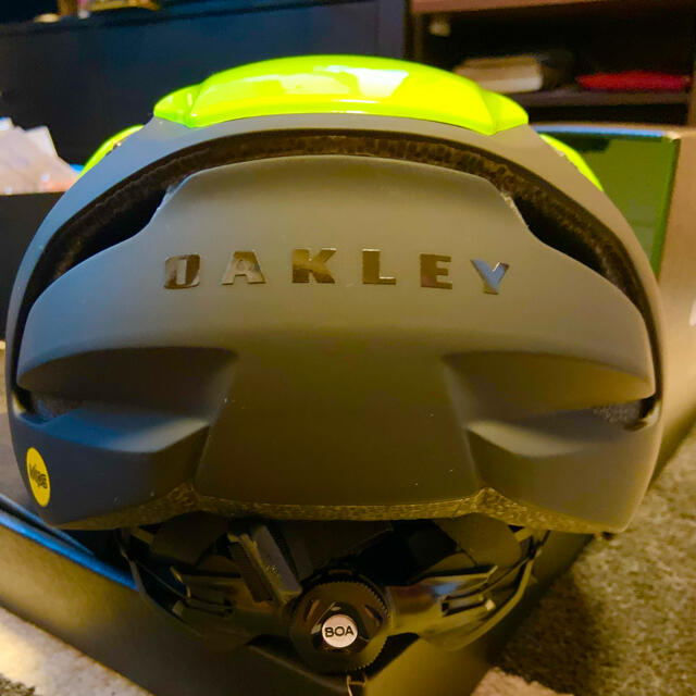 Oakley(オークリー)のOAKLEY ( オークリー ) ヘルメット ARO5 Lサイズ スポーツ/アウトドアの自転車(ウエア)の商品写真