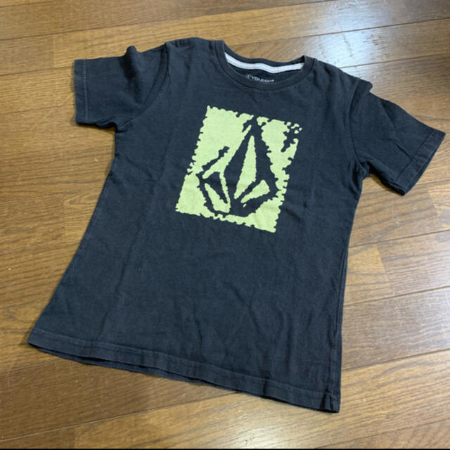 A BATHING APE(アベイシングエイプ)の【値下げ】 アベイシングエイプ ボルコム　トップス Tシャツ シャツ　2点 キッズ/ベビー/マタニティのキッズ服男の子用(90cm~)(Tシャツ/カットソー)の商品写真