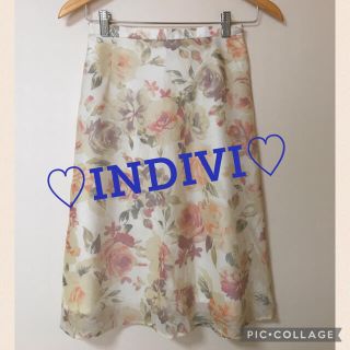 インディヴィ(INDIVI)の美品 INDIVI 花柄 スカート 36 S インディヴィ ベージュ ローズ柄(ひざ丈スカート)