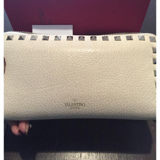 VALENTINO(財布 ・ ホワイト/白色系)のフリマアイテム一覧 VALENTINO(財布 ・ ホワイト/白色系)のフリマアイテム一覧