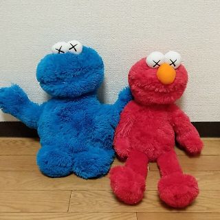 ユニクロ(UNIQLO)のユニクロ　KAWS×SESAMESTREET　エルモ＆クッキーモンスター(キャラクターグッズ)