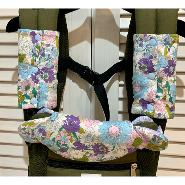 ハンドメイド抱っこ紐よだれカバー　紺色マルチ花柄×ブルー花柄ガーゼ　エルゴベビー キッズ/ベビー/マタニティの外出/移動用品(抱っこひも/おんぶひも)の商品写真