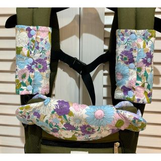 ハンドメイド抱っこ紐よだれカバー　紺色マルチ花柄×ブルー花柄ガーゼ　エルゴベビー(抱っこひも/おんぶひも)