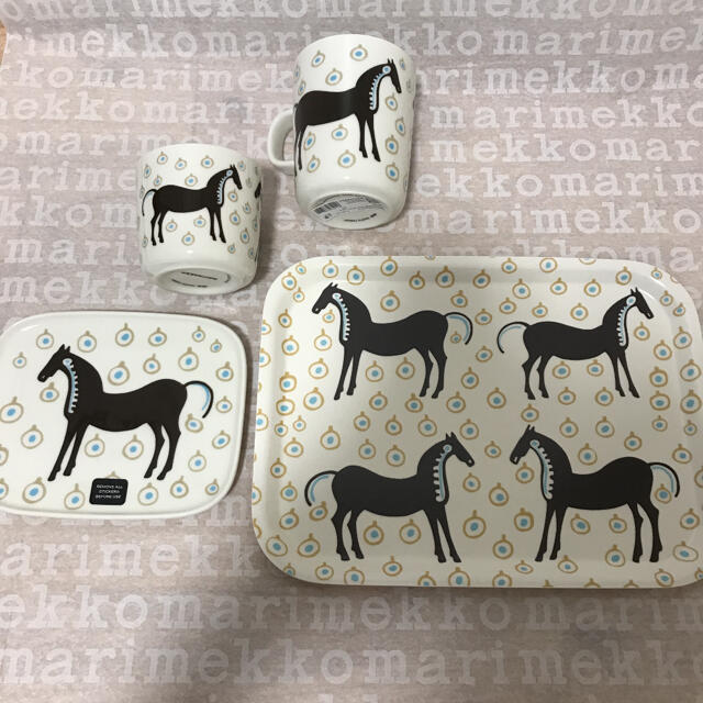 marimekko(マリメッコ)の新作新品　マリメッコ　ムスタタンマ　食器とトレイセット インテリア/住まい/日用品のキッチン/食器(食器)の商品写真