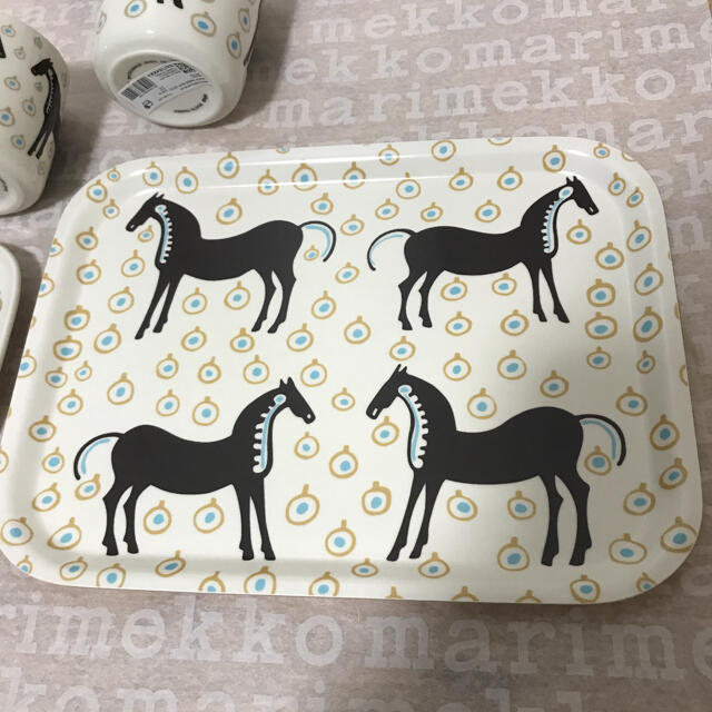 marimekko(マリメッコ)の新作新品　マリメッコ　ムスタタンマ　食器とトレイセット インテリア/住まい/日用品のキッチン/食器(食器)の商品写真