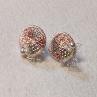 【最終値下】ハンドメイドビーズ刺繍ピアス（ピンクとグレー）(ピアス)