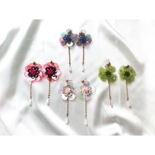 ザラ(ZARA)の【NEW】各１点！新品インポート♡オーロラ スパンコール お花 フラワー ピアス(ピアス)