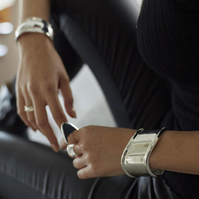 UNITED ARROWS(ユナイテッドアローズ)のNothing And Others  Wave bangle レディースのアクセサリー(ブレスレット/バングル)の商品写真