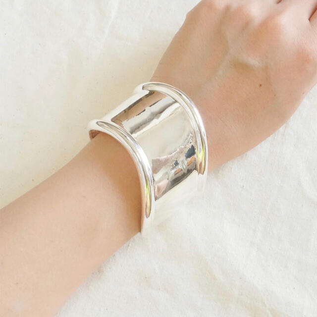 UNITED ARROWS(ユナイテッドアローズ)のNothing And Others  Wave bangle レディースのアクセサリー(ブレスレット/バングル)の商品写真