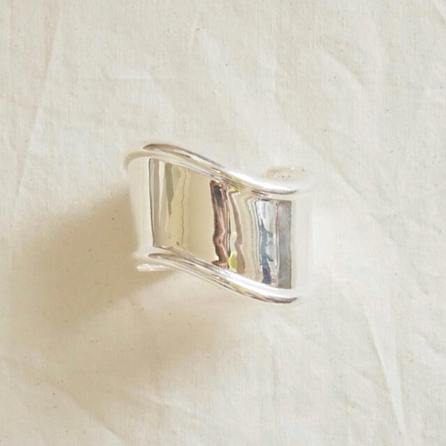 UNITED ARROWS(ユナイテッドアローズ)のNothing And Others  Wave bangle レディースのアクセサリー(ブレスレット/バングル)の商品写真