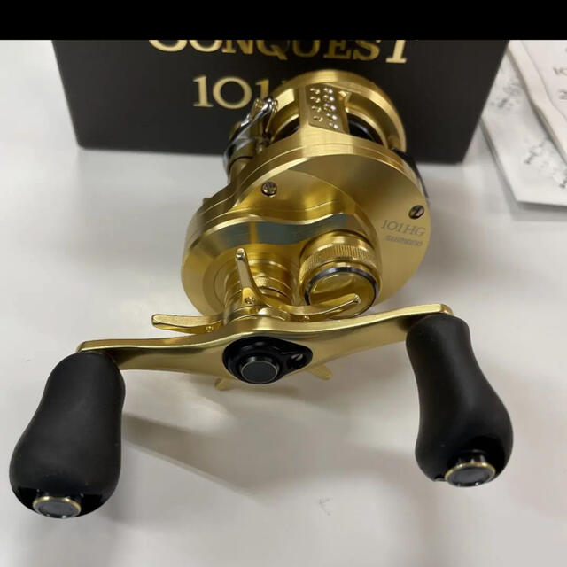 SHIMANO(シマノ)の21カルカッタコンクエスト101HG(左) スポーツ/アウトドアのフィッシング(リール)の商品写真