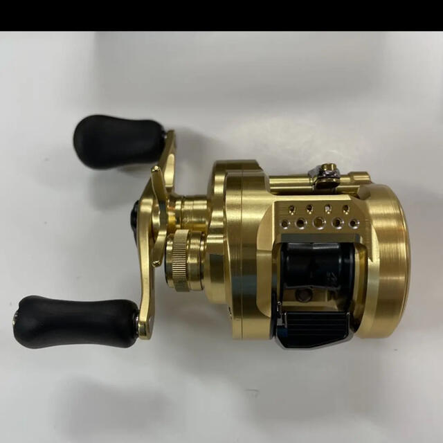 SHIMANO(シマノ)の21カルカッタコンクエスト101HG(左) スポーツ/アウトドアのフィッシング(リール)の商品写真