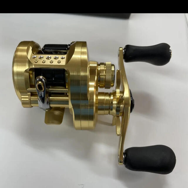 SHIMANO(シマノ)の21カルカッタコンクエスト101HG(左) スポーツ/アウトドアのフィッシング(リール)の商品写真