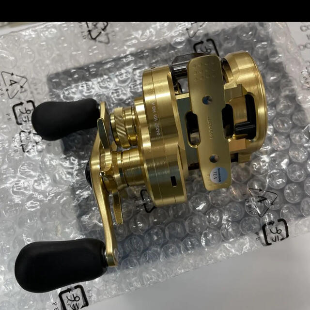 SHIMANO(シマノ)の21カルカッタコンクエスト101HG(左) スポーツ/アウトドアのフィッシング(リール)の商品写真