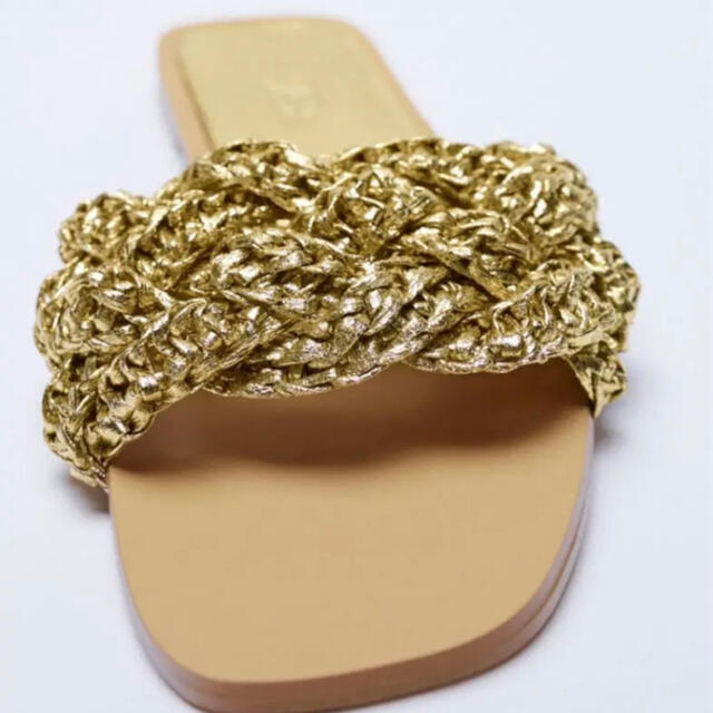 ZARA(ザラ)のZARAゴールドサンダル レディースの靴/シューズ(サンダル)の商品写真