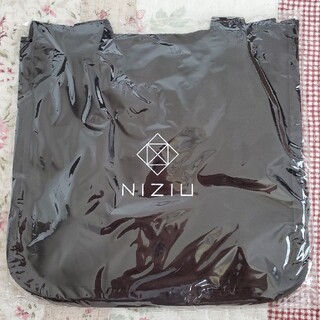 NiziU  ランチトートバッグ(ブラック)(アイドルグッズ)