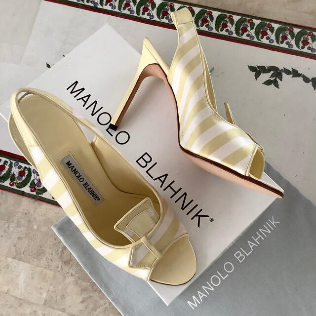 MANOLO BLAHNIK(マノロブラニク)の新品!極僅か汚れあり 憧れのマノロブラニク 上品シャイニーサテン 24㎝ レディースの靴/シューズ(サンダル)の商品写真