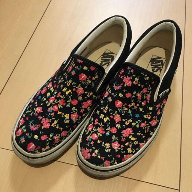 VANS(ヴァンズ)のバンズ 花柄 スリッポン レディースの靴/シューズ(スリッポン/モカシン)の商品写真