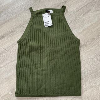 エイチアンドエム(H&M)の【新品タグ付】H&M ミリタリーグリーン　ニットトップス　サイズM(カットソー(半袖/袖なし))